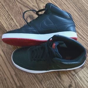 Mens basketball sneaker